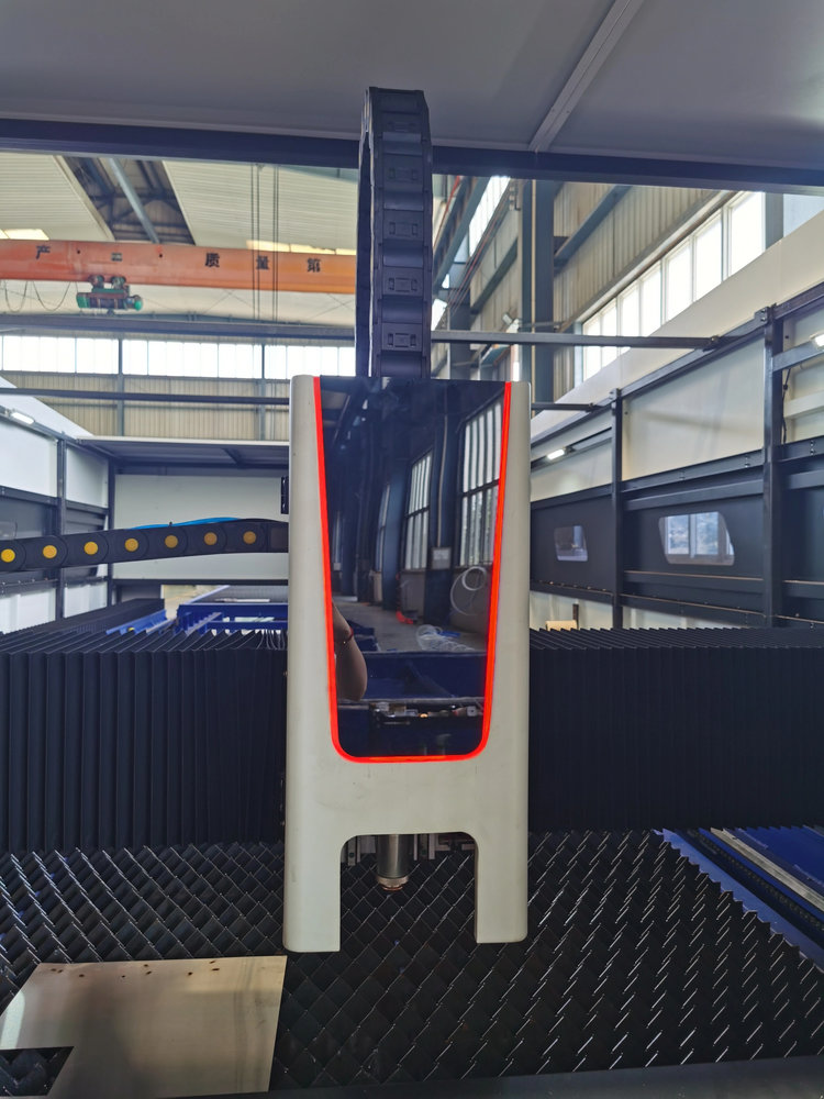 高精度Hiwin＆Cypcut制御の産業用全密閉型CNCファ - Industrial Fiber Laser Cutting Machine のレビューと価格